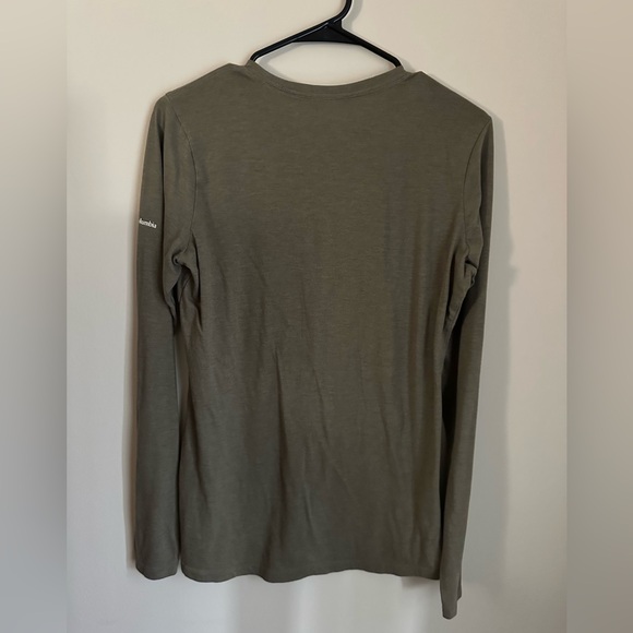 Columbia Soft Green Long Sleeved T Beaver with Beanie graphic Womens size Large - Picture 7 of 9